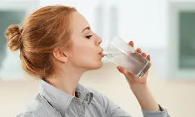 نوشیدن آب گرم ناشتا معجزه می‌کند