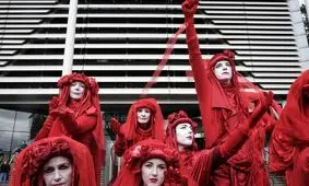 عکس های دیدنی وجالب روز، ازنفتی کردن مجسمه بوریس جانسون تا برگزاری روز بومیان آمریکا