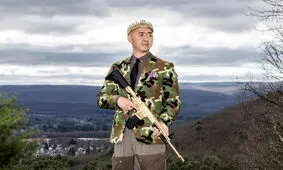 فرقه کره ای عجیب که تفنگ AR-15 می پرستند/ عکس