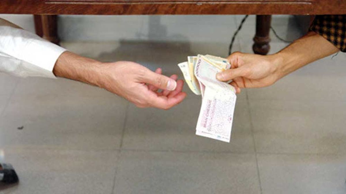 چندبرابر شدن رشوه و زیرمیزی در نیمه نخست امسال/ کاریکاتور