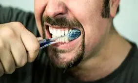این نشانه ها می گوید خیلی محکم مسواک می زنید