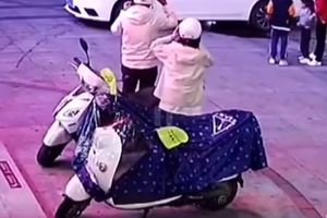 هوشیاری و واکنش سریع یک مادر در چین جان فرزندش را نجات داد/ ویدئو
