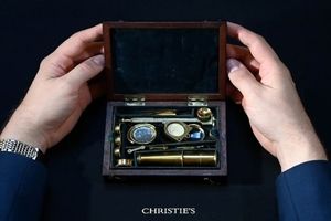 حراج میکروسکوپ چارلز داروین به قیمت پایه 350 هزار پوند