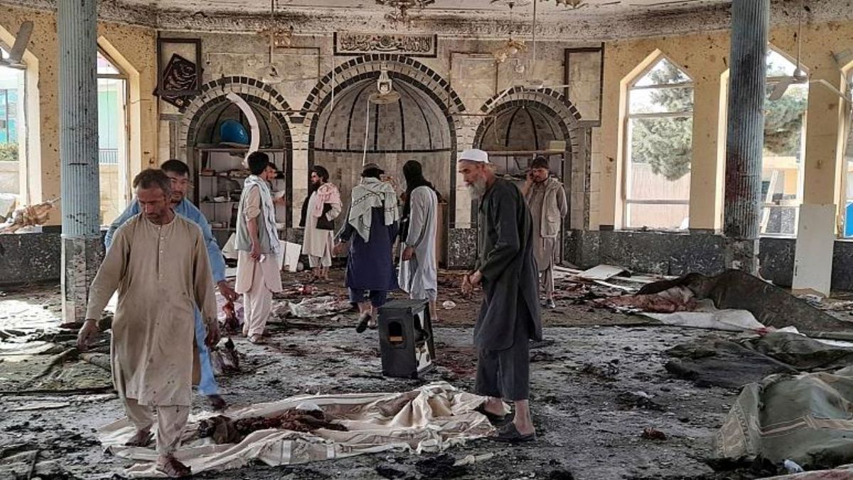 لحظه انفجار مسجد حضرت فاطمه در قندهار/ ویدئو