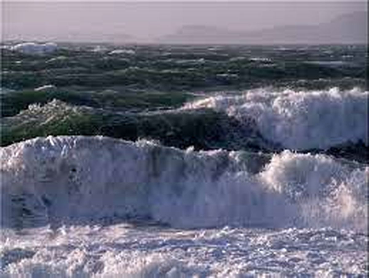 افزایش ارتفاع موج در دریای خزر تا ۳ متر