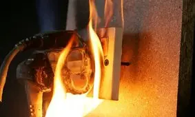 شارژر متصل به برق در یک عکاسی، حادثه ساز شد