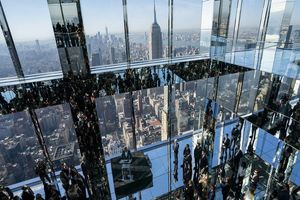 تماشای زمین از کف شیشه‌ ای برج/ تجربه‌ ای از ارتفاع ۱۲۰۰ پایی/ ویدئو