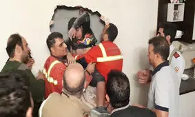نجات نوجوان سقوط کرده به درز انقطاع ۲ ساختمان