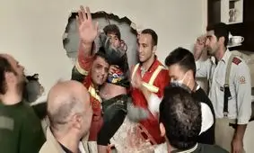 شیوه جالب نجات دو نوجوان سقوط کرده به درز انقطاع ۲ ساختمان/ ویدئو