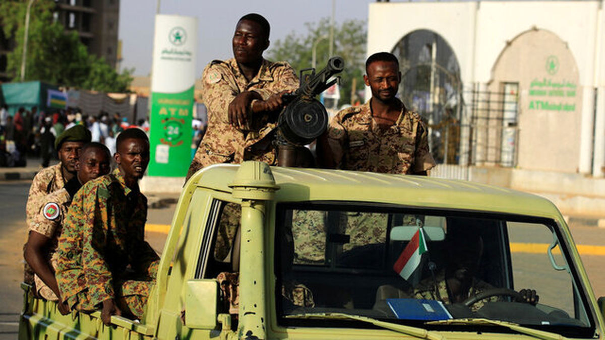"کودتای نظامی" در سودان/ حبس خانگی نخست وزیر و بازداشت ۴ وزیر کابینه/ پیام نخست وزیر سودان به مردم: برای دفاع از انقلاب به خیابان‌ها بیایید
