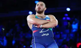 اهدای مدال طلای جهان کشتی گیر ایران به آستان قدس/ عکس