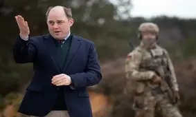 اشاره وزیر دفاع انگلیس به "قرارداد محرمانه" بین آمریکا و طالبان