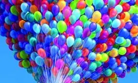 ۲۵کیلومتر پرواز در آسمان با صد بادکنک هلیومی/ ویدئو