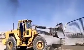 حمله نماینده نجف آباد با لودر به دانشگاه آزاد/ عکس و ویدئو