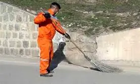 کمک جالب خلبان بالگرد به یک پاکبان/ ویدئو