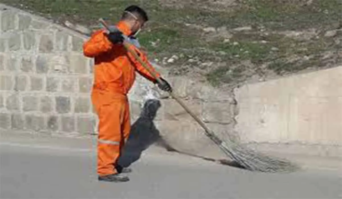 کمک جالب خلبان بالگرد به یک پاکبان/ ویدئو