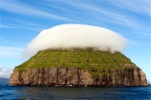 جزیره‌ ای خالی در محاصره ابرهای بی‌ حرکت