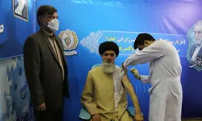 نماینده ولی فقیه در وزارت دفاع واکسن «فخرا» دریافت کرد