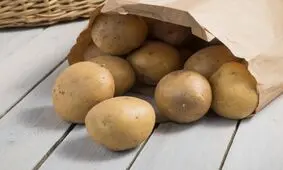 سیب زمینی را کنار این میوه ها نگهداری نکنید