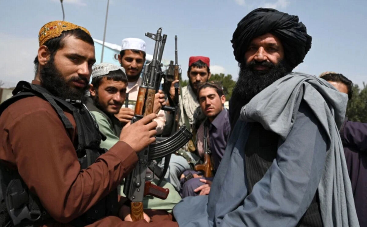 مقام پابرهنه طالبان در یک دیدار رسمی!/ عکس