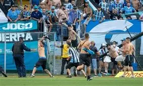 اتفاق عجیب در سری آ برزیل/ هواداران عصبانی اتاق VAR را نابود کردند!/ عکس