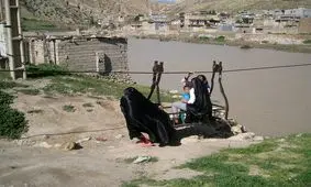 عبور از رودخانه با کابین آهنین ناامن و خطرناک/ ویدئو