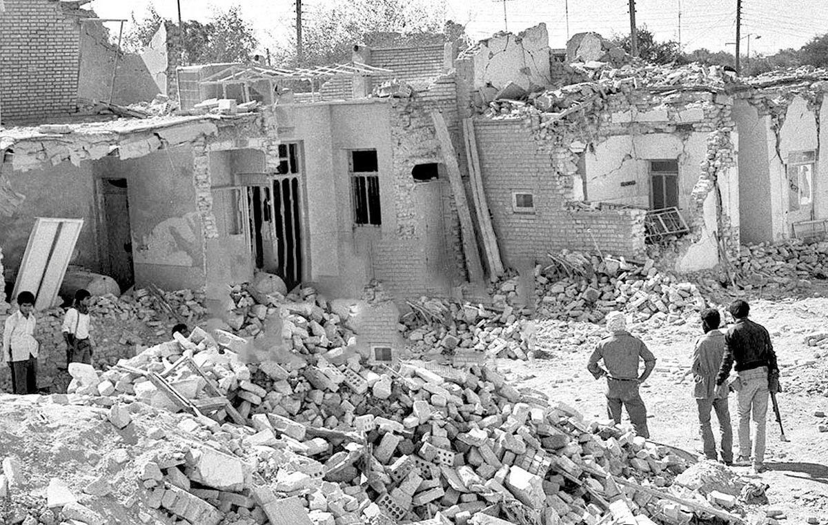 ایران باید ۱۱۰۰ میلیارد دلار غرامت از عراق بابت جنگ ۸ ساله دریافت کند/ بغداد در این راستا، باید تعدادی از چاههای نفتیاش را به تهران واگذار کند