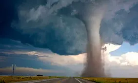 لحظه گردباد مهیب با دوربین خودرو/ ویدئو