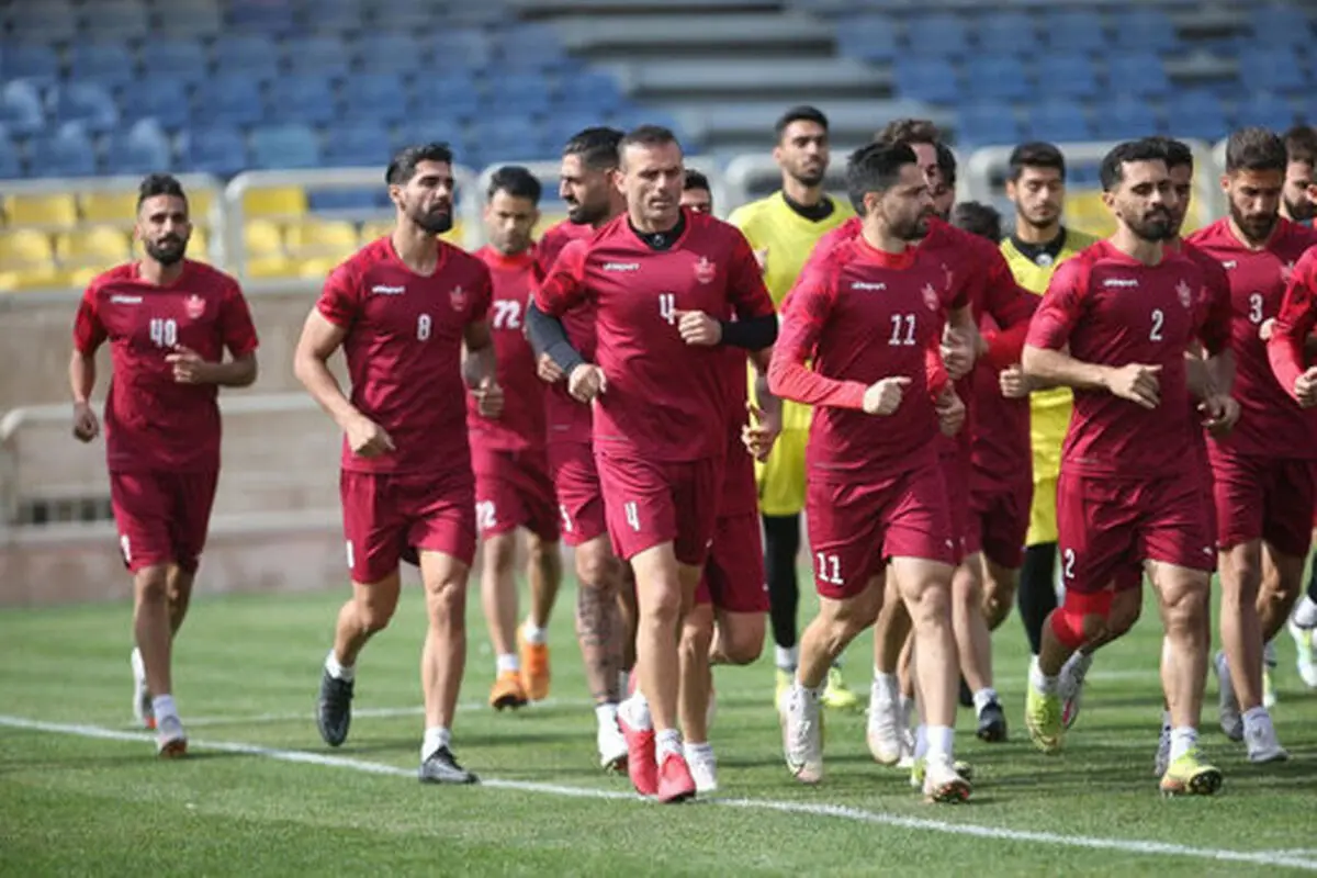 کری‌خوانی و هیجان پرسپولیسی‌ها در بازی تنیس فوتبال