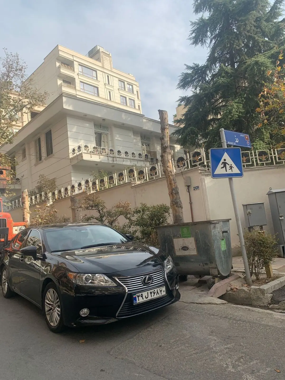 اعتراض اهالی شهرک گلستان به تخریب یک عمارت تاریخی