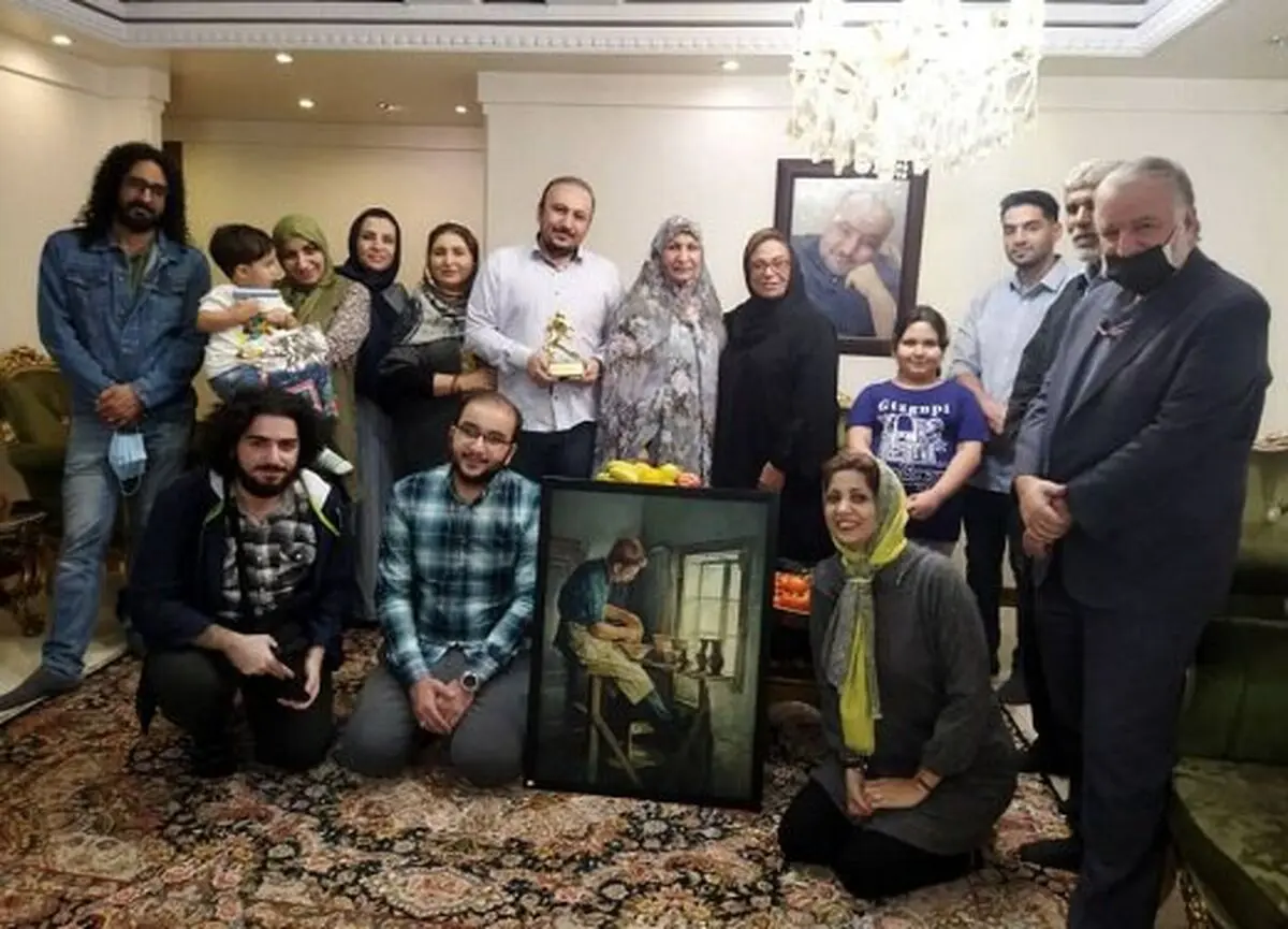 گوهر خیراندیش، در حال اهدای تندیس قهرمان گمنام/ عکس
