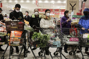 هجوم شهروندان چینی به سوپرمارکت ها/ ویدئو
