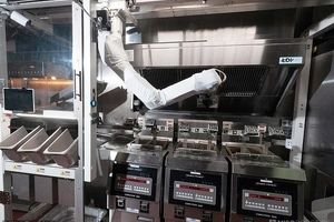 ربات آشپز سیب‌زمینی سرخ می‌کند