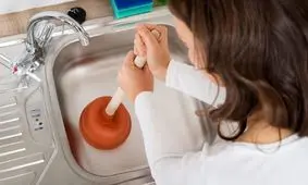 ۴ روش برای باز کردن گرفتگی سینک ظرفشویی