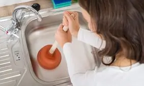 ۴ روش برای باز کردن گرفتگی سینک ظرفشویی