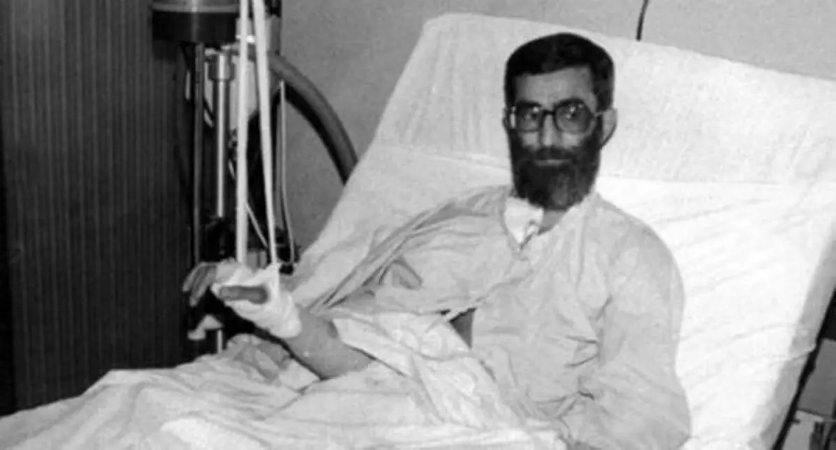 رهبری در دوران نقاهت بعد از ترور+عکس