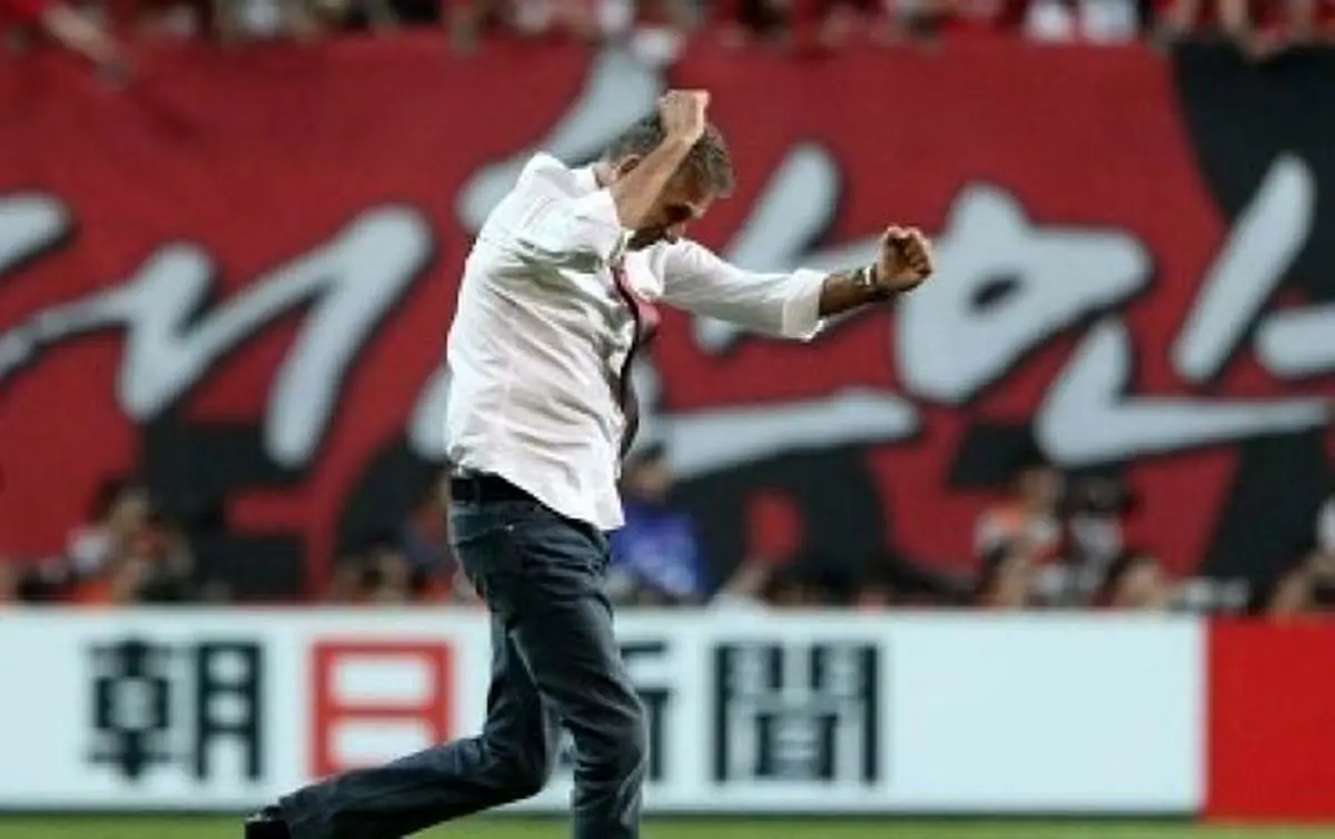 تصویری از مشت‌های گره کرده کی‌روش مقابل تماشاگران کره