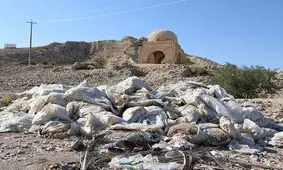 بوی بد، تجاوز به حریم و شعارنویسی در یک آتشکده ساسانی!/ عکس

