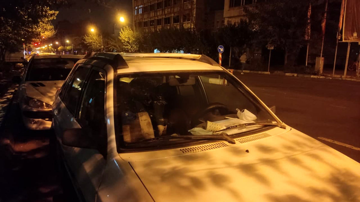"ماشین خوابی" همراهان بیماران در نقاط مختلف تهران / وزارت بهداشت: به همراه سراها مراجعه کنند