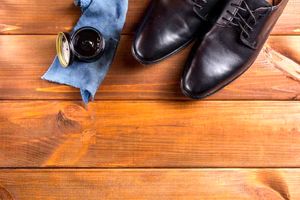 با این ۴ مرحله ساده، لکه واکس کفش را از فرش خود پاک کنید