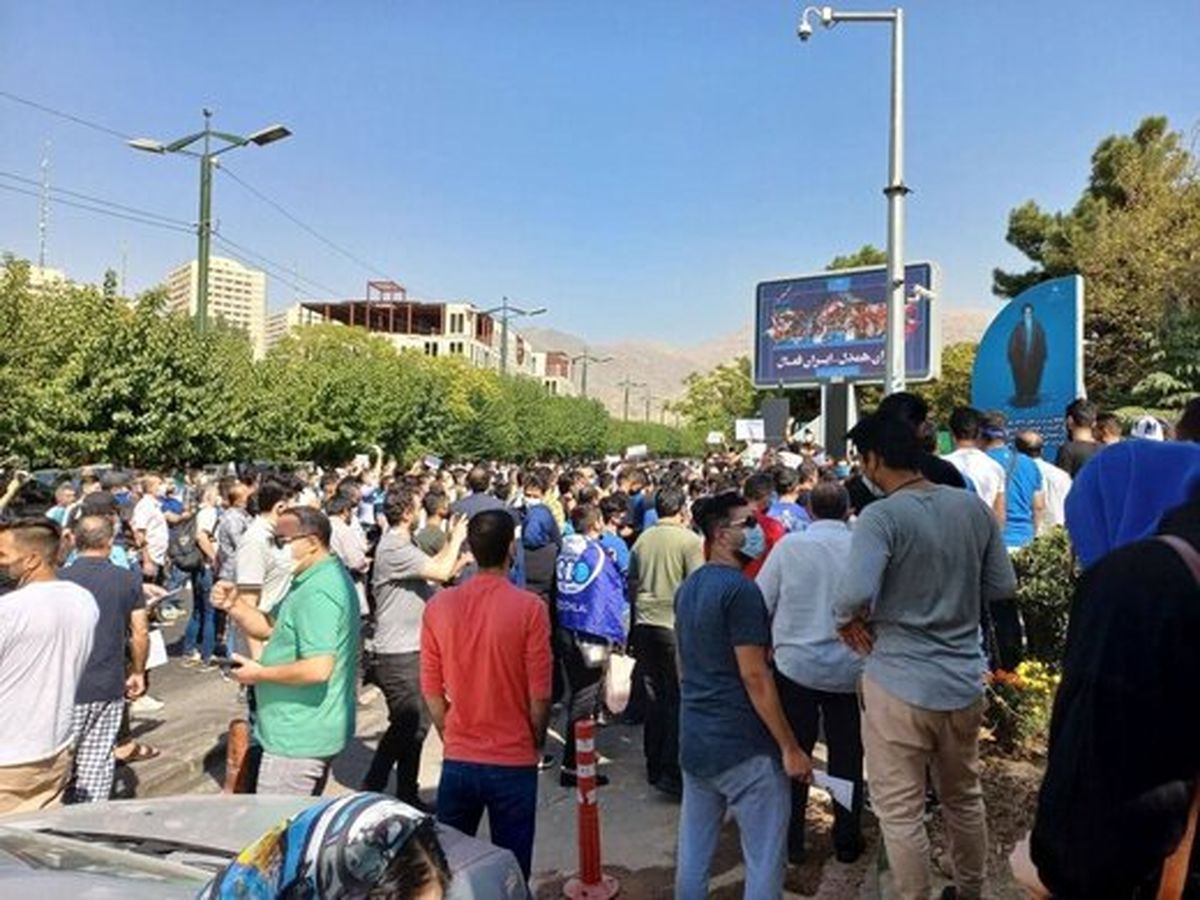تجمع دوباره هواداران استقلال مقابل وزارت ورزش/عکس