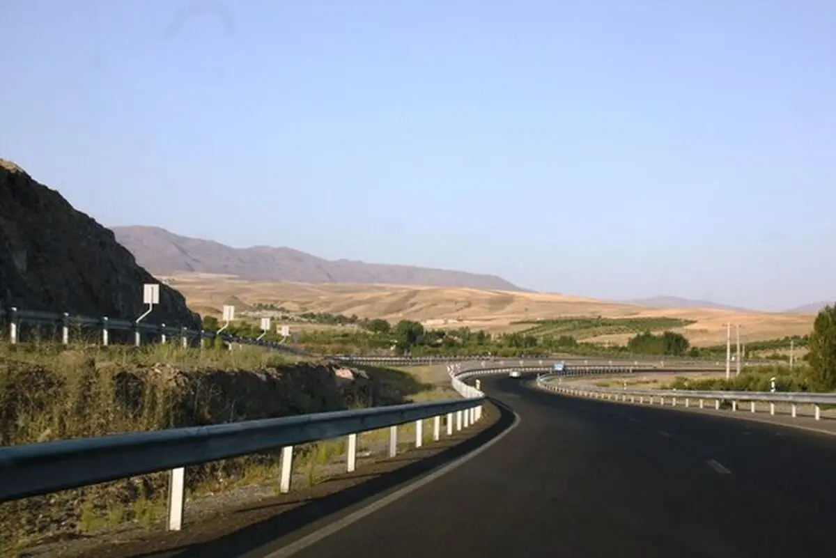 فوران نفت از بزرگراهی در بندرلنگه صحت ندارد