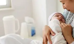 مادران شیرده مبتلا به کرونا، تغذیه کودک با شیر را ادامه دهند