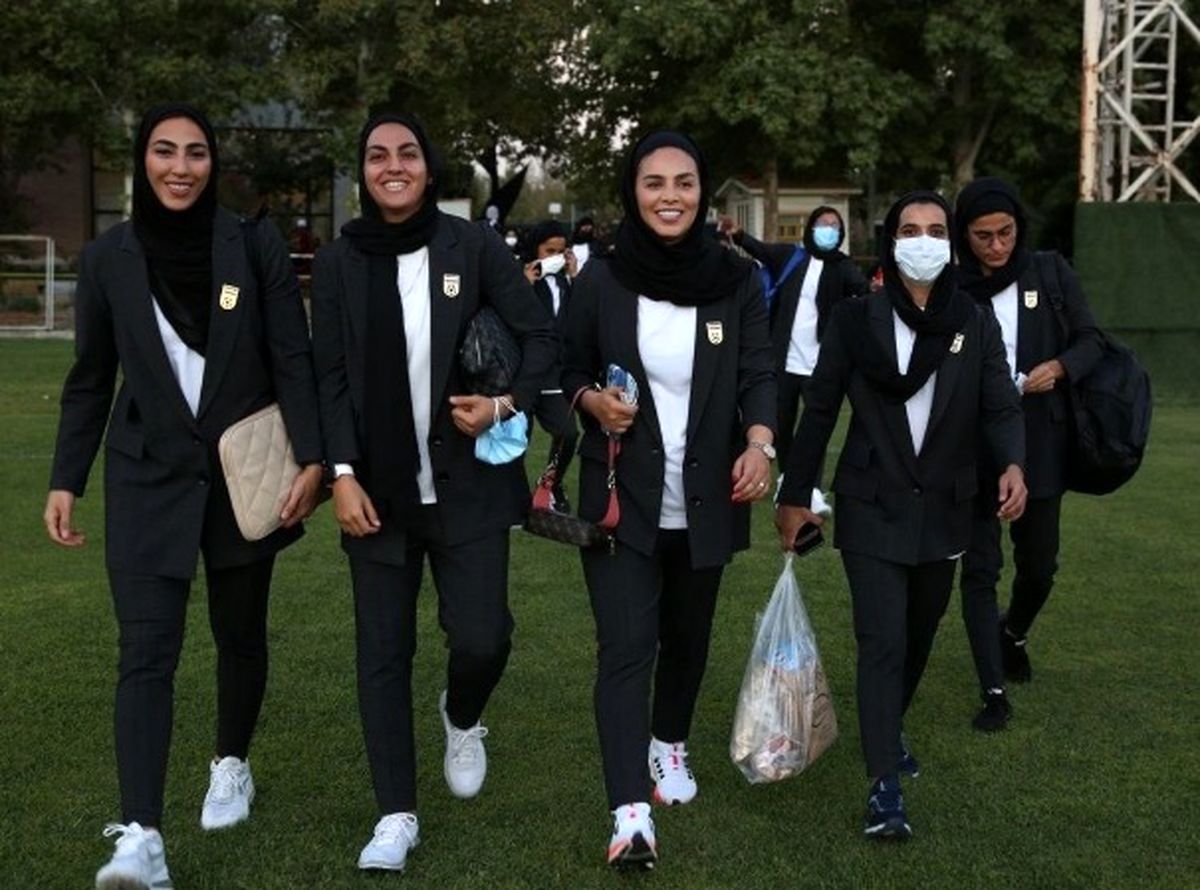 مجوز این پوشش را به زنان فوتبالیست نداده بودیم/ باید مانتو، شلوار و مقنعه بپوشند