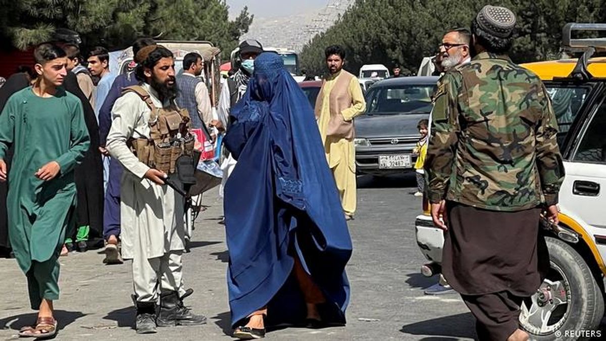 نمونه حجاب مدنظر طالبان برای دانشجویان دختر/ عکس