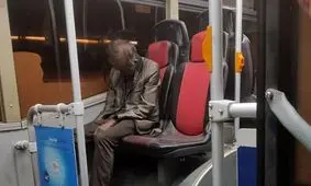 جنازه نشسته یک مرد روی صندلی اتوبوس در تهران