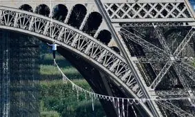  نمایش نفس‌گیر قهرمان بندبازی جهان روی برج ایفل/ ویدئو