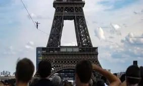 نمایش نفس‌گیر قهرمان بندبازی جهان روی برج ایفل/ ویدئو