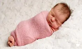 لحظه ای که پدر برای اولین بار نوزاد تازه متولد شده خودش را در آغوش میگیرد/ ویدئو