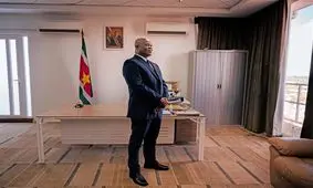 داستان سورئال فوتبالیست شدن نخست وزیر ۶۰ ساله سورینام/ همه به دنبال متهم، متهم به دنبال توپ!/ عکس